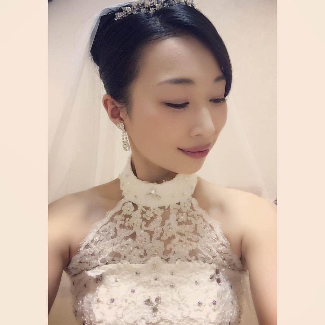 海隼人（有馬佐織）さんのインスタグラム写真 - (海隼人（有馬佐織）Instagram)「結婚式💒❣️ ではありません❌💃❌笑 ブライダルフェアのお仕事〜〜😆😆😆☝️ 今まで娘役さんをエスコートする側でしたが、今回はエスコートして頂きました🕺 ドレスのフォルターネックのレースとストーンが綺麗過ぎて撮ってみました👗😍 #ブライダルフェア #bridal #ブライダル #bridaldresses #ブライダルドレス#純白 #フォルターネック #レース #ストーン #エスコート  #イヤリング #フラワーシャワー#ハートの風船 #キラキラ#華やか #写真#picuture #繋がり#ご縁#感謝 #model #モデル #yogainstructor #ヨガインストラクター  #ヨガ#yoga #元宝塚#宝塚og」2月12日 23時00分 - saorimahalo