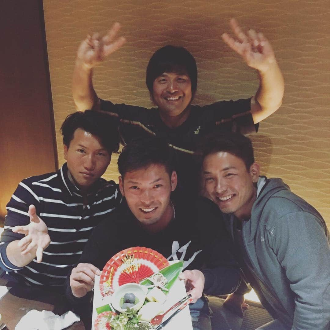 近藤弘基のインスタグラム：「#中日ドラゴンズ  #平田良介  #古本武尊  #中村メンタルトレーナー 誕生日お祝い！ ありがとうございます！」