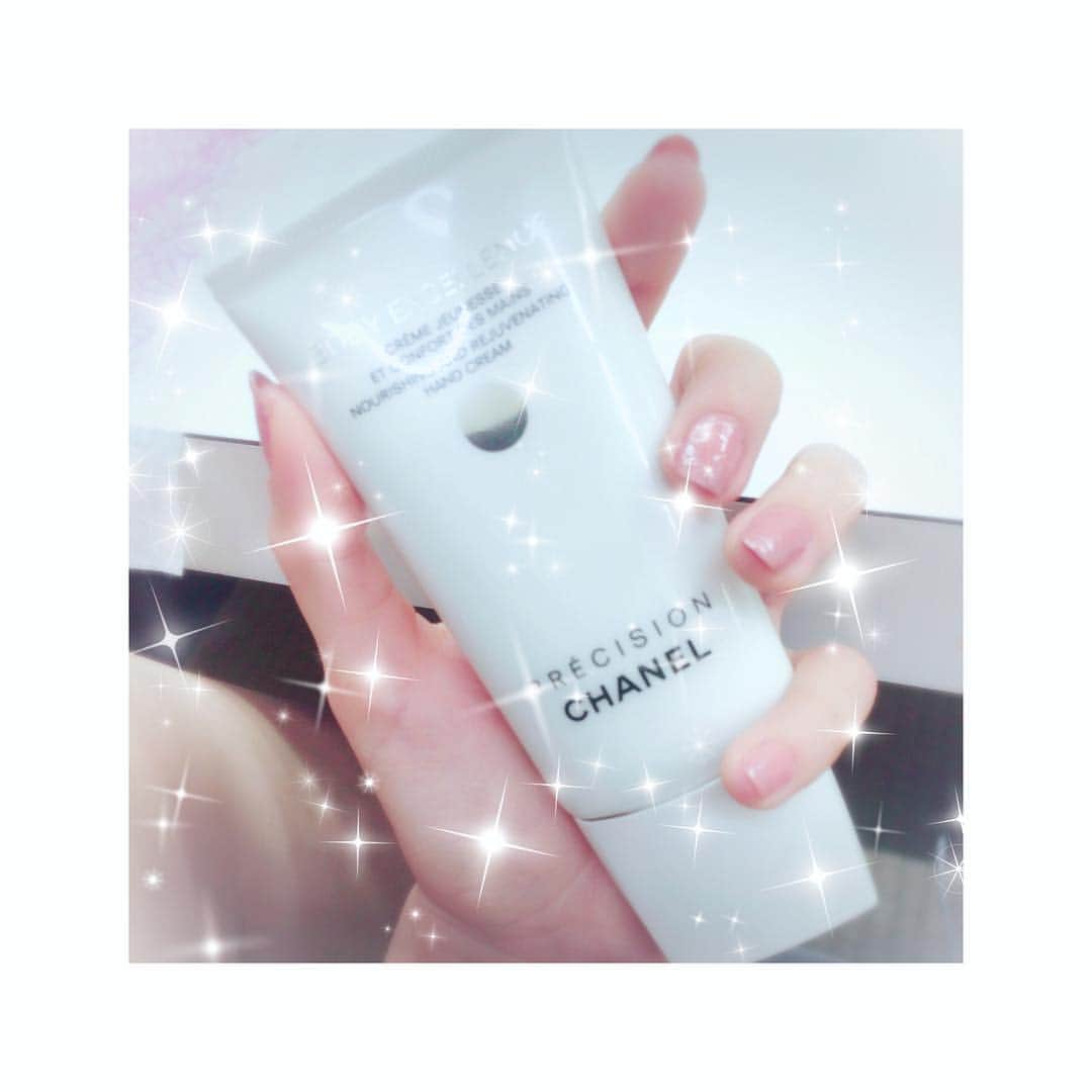 のインスタグラム：「最近ハンドクリームをジルスチュアートから変えた(´°▽°｀)💓 最初はしっとりするのに、すぐにサラサラになるの！！！！ふわっとした香り最高！！！贅沢品！！！！握手したくなる手(・ω・)💘笑 ･ ･ ･ #ボディエクセレンスハンドクリーム #CHANEL#シャネル#ハンドクリーム#フルーティフローラル」