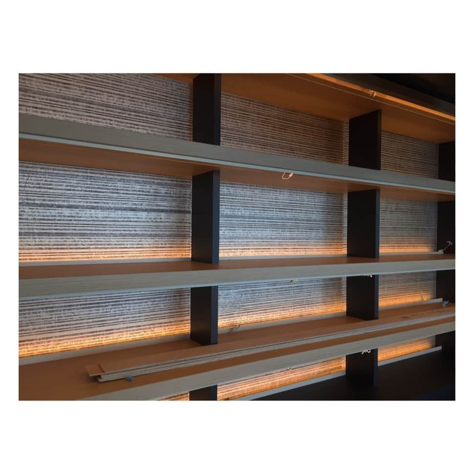 Wajueさんのインスタグラム写真 - (WajueInstagram)「#xexatagogreenhills #spinoff #ichiroshiomi #luxurydesign #shelfdesign #wallpaper #contemporarycraft #artwallpaper #deco #surface #surfacedesign #luxury #hoteldesign #modern #design #designer #designideas #moderninterior #interiormaterial #restaurantdesign #interiormagasinet #designlovers #japanesestyle #designdaily #interiordesign #instainterior #chic #combingpaint #goldline #indirectlighting」2月13日 0時45分 - washi_worx