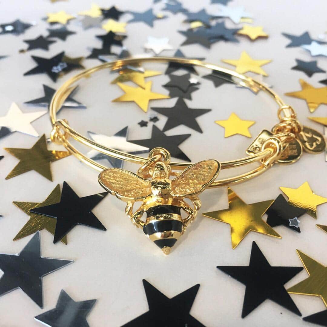 のインスタグラム：「We ❤ Queen B! Comment below and tag a friend for a chance to win the #bumblebee bangle! #👑 #🐝#QueenB #Bey #GRAMMYs #ALEXANDANI #bee #queenscrown #beyonce #lemonade #giveaway #contest @beyonce @RecordingAcad」