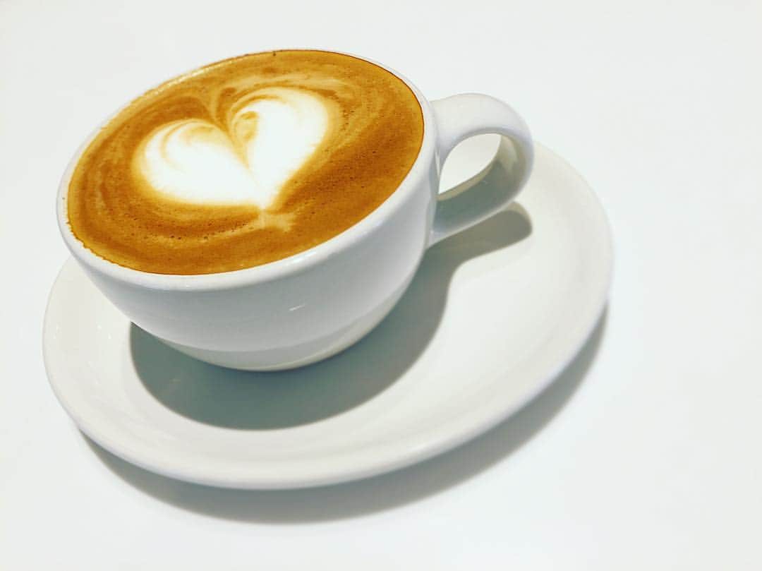 宮本笑里さんのインスタグラム写真 - (宮本笑里Instagram)「日本バイオリンで調整を待っている間に、 初の『Blue Bottle Coffee』へ♪  店員さんの優しいお心遣いのヒトコトに ふんわりな気持ち。  #カフェ #bluebottlecoffee」2月13日 11時06分 - emirimiyamoto