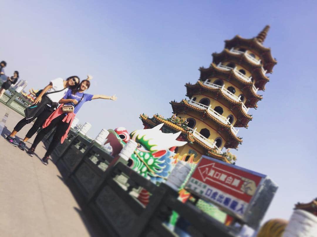 鈴木悠佳子のインスタグラム：「台湾の神社はカラフルで派手🌞 台湾のアヒルがめちゃめちゃデカイ！」