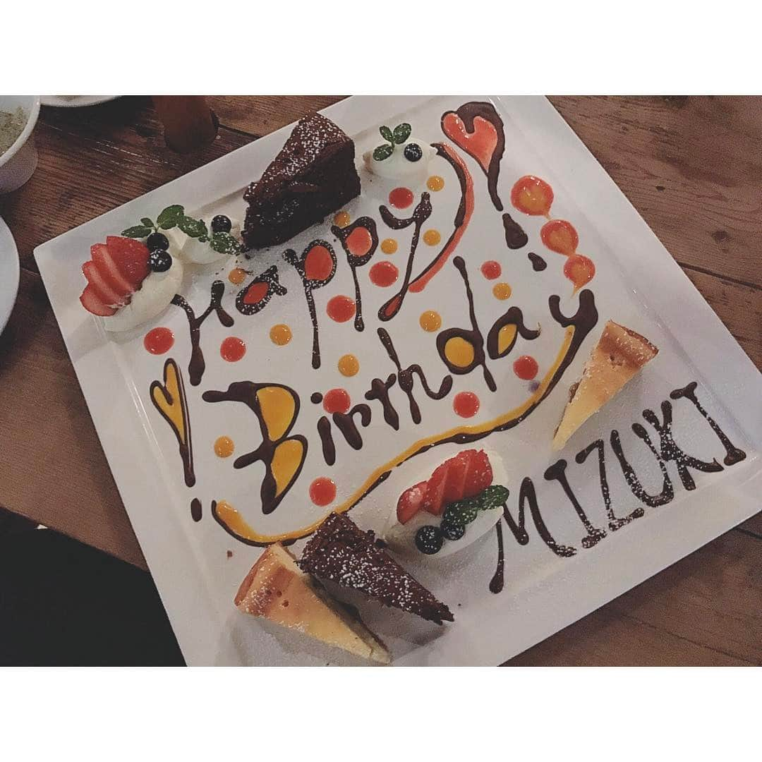 堀みづきさんのインスタグラム写真 - (堀みづきInstagram)「学生時代の友達がお誕生日のお祝いをしてくれた、、💗 沢山笑ってパワーもらった☺💘 #サプライズ #ありがとう」2月13日 21時41分 - mizuki_027