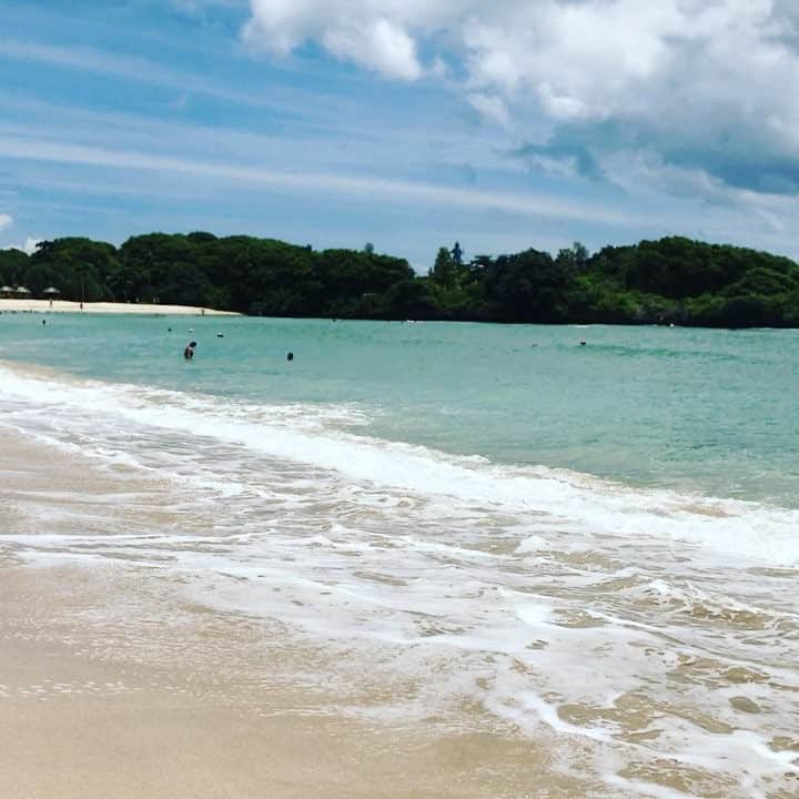 ダンドイ舞莉花のインスタグラム：「Last day in #bali ! #beach #waves #fun」