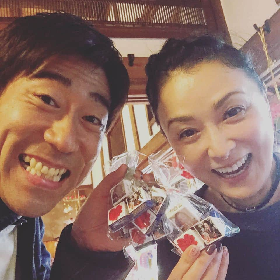 原口あきまささんのインスタグラム写真 - (原口あきまさInstagram)「バレンタインデーの前日に、国生さゆりさんとお仕事って❗️スゲ〜‼️ (☝︎ ՞ਊ ՞)☝︎ しかも、チョコもらっちゃいました〜！感謝∞！#国生さゆり #バレンタインデーキッス #おニャン子世代には#たまらんです #感謝∞！#楽しいロケでした。」2月13日 18時21分 - akimasa_haraguchi