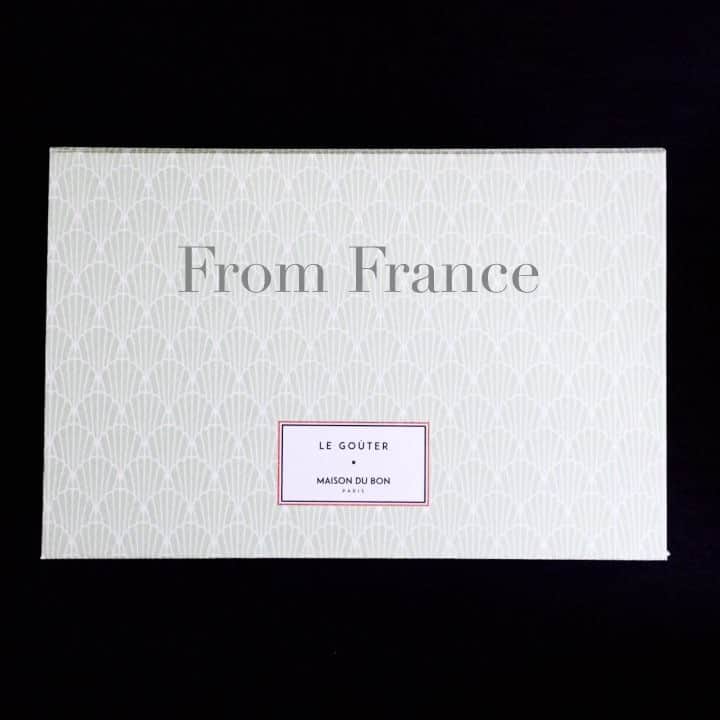 r i n aのインスタグラム：「I got pretty gift box from @maisondubon. This beautiful green box has made with LOVE in France, which includes chocolates from Boissier and L'eclair de genie, Acacia honey from Hedene, Popcorn from Gramm's, Biscuits from Les deux gourmands, Macarons from Charaix, Madelaine mix and mold from Fay Maison. Merci beaucoup❤︎ . . フランスの @maisondubon 様よりギフトボックスが届きました。私が選んだのは「ル・グテ」のグランデサイズ。グリーンのシェルモチーフが美しい春を思わせるひとつです。 . . 丁寧に作られた丈夫な箱の中には９点の品々。チョコレートやマカロンにキャラメルポップコーン、アカシアはちみつにクッキーとマドレーヌミックスにマドレーヌ型、そしてトートバッグ。 . . 一点一点のポストカードには、原材料だけではなくそのお菓子の由来や込められた思いが綴られており、フランスでのお菓子に対する”愛”が伝わる特別なギフトボックスでした。 . . ❤︎サイズは他にスモール（プチ）サイズもあり、年２回春夏と秋冬に新作コレクションを出されます。 ❤︎お買い物の際には、フォロワー専用プロモーションコード『pinor』を入力すると20％OFFになります。 ❤︎Instagramアカウント @maisondubon をフォローし、写真を一枚リポストするとボックスが当たるキャンペーンを実施中♩ . . 大切な方への贈り物に、また自分へのご褒美にフランスから本格的なギフトボックスはいかがでしょうか💕 . . . #maisondubon #メゾンデュボン #パリ #フランス  #vscocam#foodvsco#foodglooby#feedfeed#thatsdarling#darlingweekend#PR#darlingmoment#livethelittlethings#liveauthentic#onthetable#onmytable#tablesituation#littlestoriesofmylife#giftbox#valentinesday#flatlay#flatlayforever#お菓子#おうちおやつ#おうちカフェ#うちカフェ」