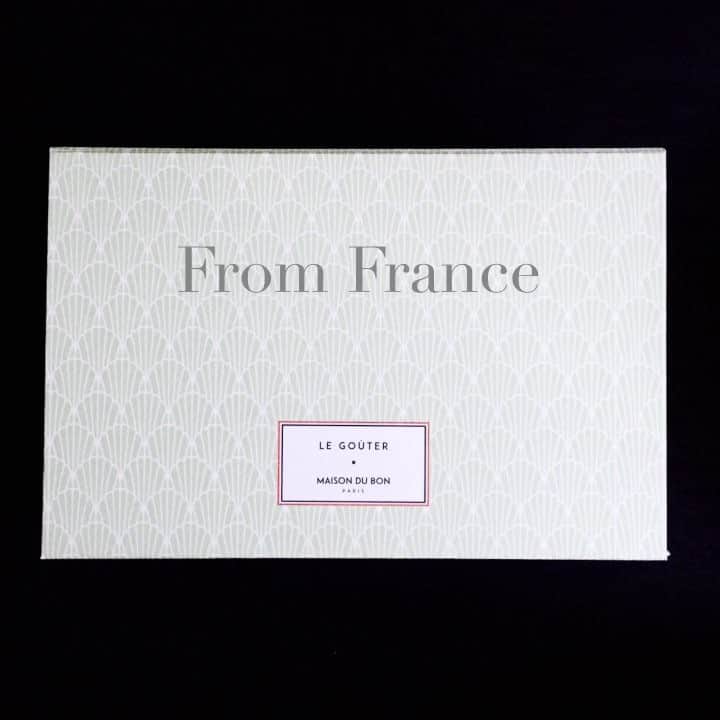 r i n aのインスタグラム：「I got pretty gift box from @maisondubon. This beautiful green box has made with LOVE in France, which includes chocolates from Boissier and L'eclair de genie, Acacia honey from Hedene, Popcorn from Gramm's, Biscuits from Les deux gourmands, Macarons from Charaix, Madelaine mix and mold from Fay Maison. Merci beaucoup❤︎ . . フランスの @maisondubon 様よりギフトボックスが届きました。私が選んだのは「ル・グテ」のグランデサイズ。グリーンのシェルモチーフが美しい春を思わせるひとつです。 . . 丁寧に作られた丈夫な箱の中には９点の品々。チョコレートやマカロンにキャラメルポップコーン、アカシアはちみつにクッキーとマドレーヌミックスにマドレーヌ型、そしてトートバッグ。 . . 一点一点のポストカードには、原材料だけではなくそのお菓子の由来や込められた思いが綴られており、フランスでのお菓子に対する”愛”が伝わる特別なギフトボックスでした。 . . ❤︎サイズは他にスモール（プチ）サイズもあり、年２回春夏と秋冬に新作コレクションを出されます。 ❤︎お買い物の際には、フォロワー専用プロモーションコード『pinor』を入力すると20％OFFになります。 ❤︎Instagramアカウント @maisondubon をフォローし、写真を一枚リポストするとボックスが当たるキャンペーンを実施中♩ . . 大切な方への贈り物に、また自分へのご褒美にフランスから本格的なギフトボックスはいかがでしょうか💕 . . . #maisondubon #メゾンデュボン #パリ #フランス  #vscocam#foodvsco#foodglooby#feedfeed#thatsdarling#darlingweekend#PR#darlingmoment#livethelittlethings#liveauthentic#onthetable#onmytable#tablesituation#littlestoriesofmylife#giftbox#valentinesday#flatlay#flatlayforever#お菓子#おうちおやつ#おうちカフェ#うちカフェ」