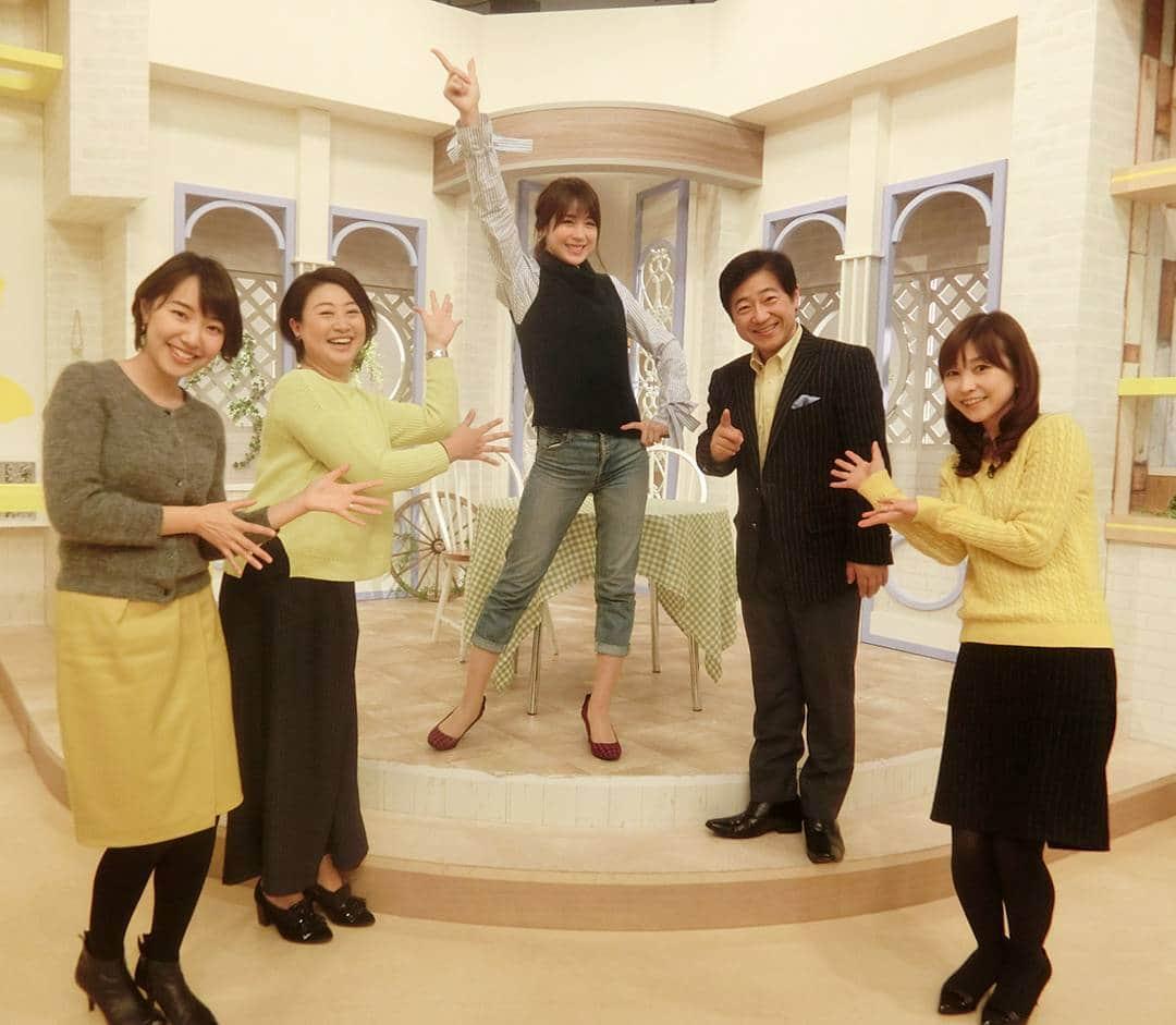 相沢まきさんのインスタグラム写真 - (相沢まきInstagram)「我ながらポージングが絶妙にダサいww 地元新潟での生放送が終わって帰京ー☆ 東京駅もバレンタイン関連で賑わってますね(^^) #新潟一番 #TeNY #生放送 #ポーズが昭和 #多分性格も昭和 #本名も昭和 #太田八重子  今夜1:15～BSNにて《まきちゃんと○○。season2》の放送もありますのでよろしくお願いします♥」2月13日 20時10分 - maki_aizawa0414