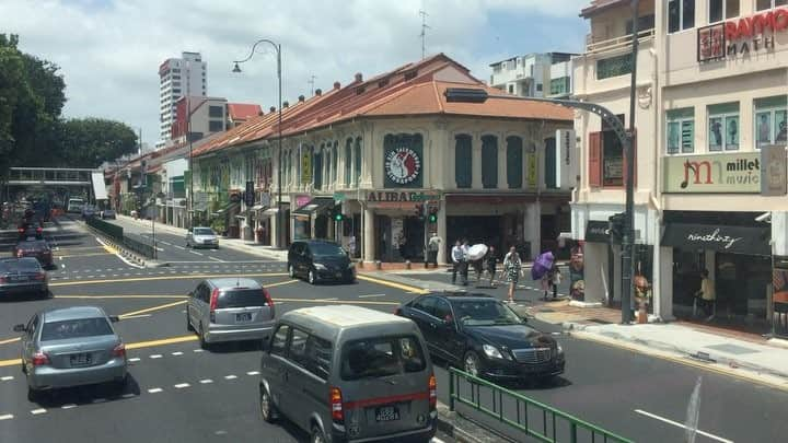 サラ・タミュラのインスタグラム：「2階建てバスからの眺め🚌✨ #singapore #sarahlog #sarahtrip #katong」