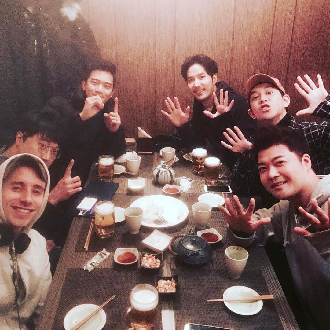 キム・ジソクのインスタグラム：「하석진 사진 받고 한장더~ #100회특집녹화마치고 #좀비상태 #조촐자축 #현무형토크박스 #lovinbros」