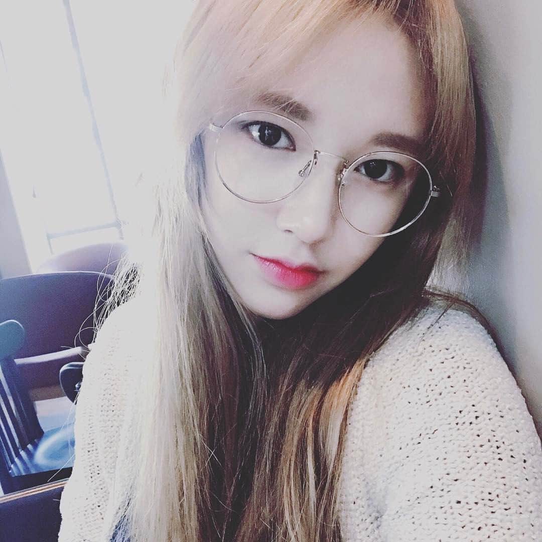 ソンソのインスタグラム：「해피 발렌타인데이 ~ 저 사랑하는 여러분~❤️저랑 같이 보낼사람 손 🤚 ㅋㅋㅋ 情人节快乐～ 我爱的你们～❤️ 和我一起过的人 举手🙋 Happy Valentine's Day ~❤️ love you 😘」