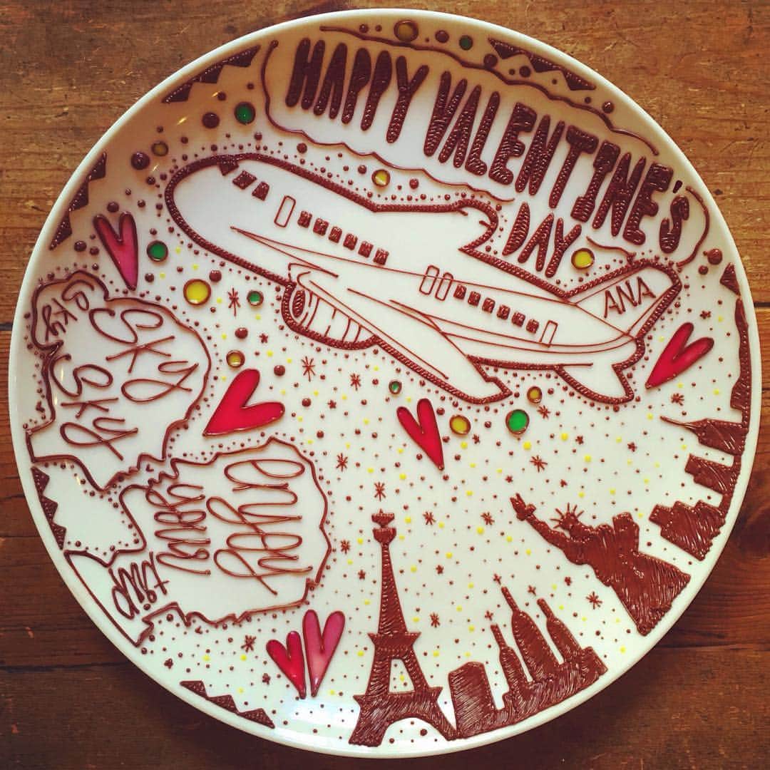 ANAのインスタグラム：「Happy Valentine's Day 💕  #バレンタインデー #チョコペン #チョコペンアート #チョコレート #飛行機 #ハート #2月14日 #valentine #valentines'day #valentines2017 #ana_jp」