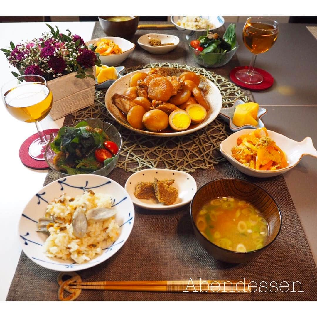 中村明花さんのインスタグラム写真 - (中村明花Instagram)「. 大人のご飯はこちら♪ . ＊手羽先と大根と卵の煮物 ＊パプリカとしらすの胡麻和え ＊ワカメサラダ ＊いわしの胡麻まみれ ＊あさりと牛蒡の炊き込みご飯 ＊納豆のお味噌汁 ＊柿 . . 煮物は前日に作った鶏胸肉のチャーシューのタレを沢山作っておいたので、鶏胸肉の旨味も出たタレで煮込みました。 簡単美味しくできた😊♡ . ごちそうさまでした♪ . . #初の著書『夫婦のきずなごはん』発売中  #栄養豆知識 #だんどりガイド付き #細貝家の食卓 #ドイツで作るおうちご飯 #おうちごはん#kochen #essen #Cooking #food #ドイツ生活 #海外生活」2月14日 17時29分 - sayaka_nakamura3