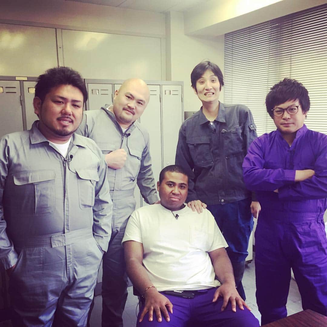 アントニーのインスタグラム：「ハッピーバレンタイン！  #マテンロウ #鬼越トマホーク #ソラシド本坊 さん #ハッピーバレンタイン  #valentine  #どうみてもプリズンブレイク #囚人達 #真ん中マフィアのボス」