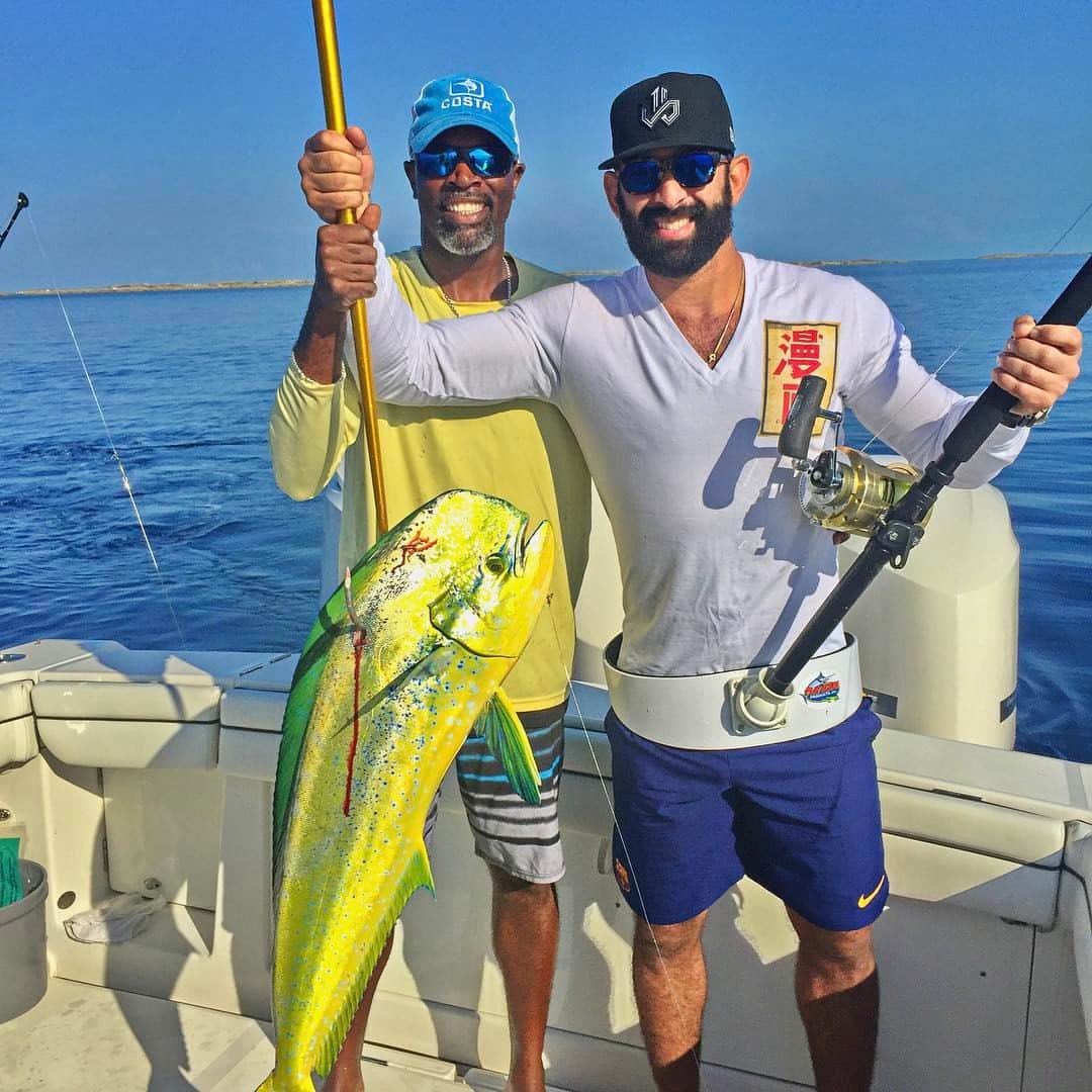 ホセ・バティスタのインスタグラム：「Yeah man....just caught myself some dinner thanks to @conchdaddy and @eighty7thirtytwo #Mahi #DinnerTime Pescando la cenita de esta noche #HappyValentines #FelizSanValentin」