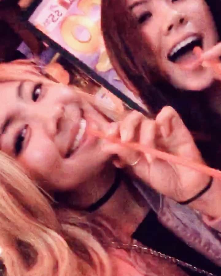 アリソン・リーのインスタグラム：「Happy Taco Tuesday 🖤 #mygalentine」