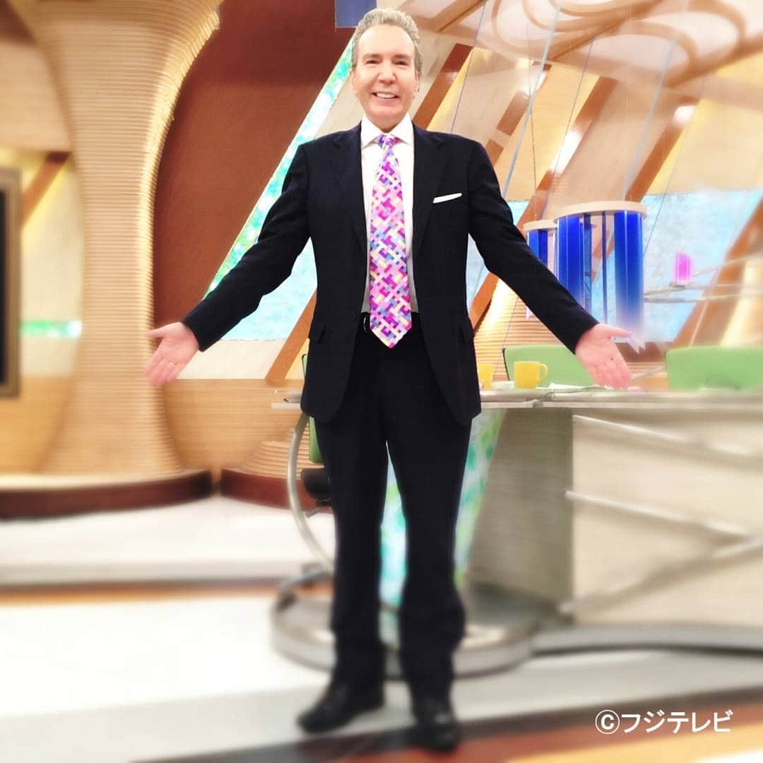 フジテレビ「とくダネ！」のインスタグラム：「今日のデーブさんは色彩豊かなネクタイで遊び心全開 多色使いでもスーツはシックに冒険しすぎない大人コーデ♪ #デーブスペクター #とくダネコーデ #どんなセリフが合うでしょう #とくダネ大喜利 #ファッション #コーディネート #duchamp #ドゥシャン #今日のコーデ #コーデ #大喜利 #2017 #2月15日 #水曜日 #とくダネ #tokudane #fujitv 170215」