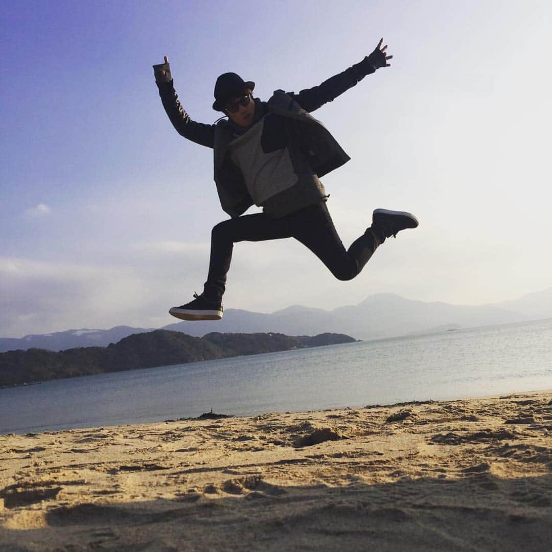 田村淳のインスタグラム：「高く飛んでる風の写真  #まあこに撮ってもらった #まあこのスマホ砂に埋まってた」
