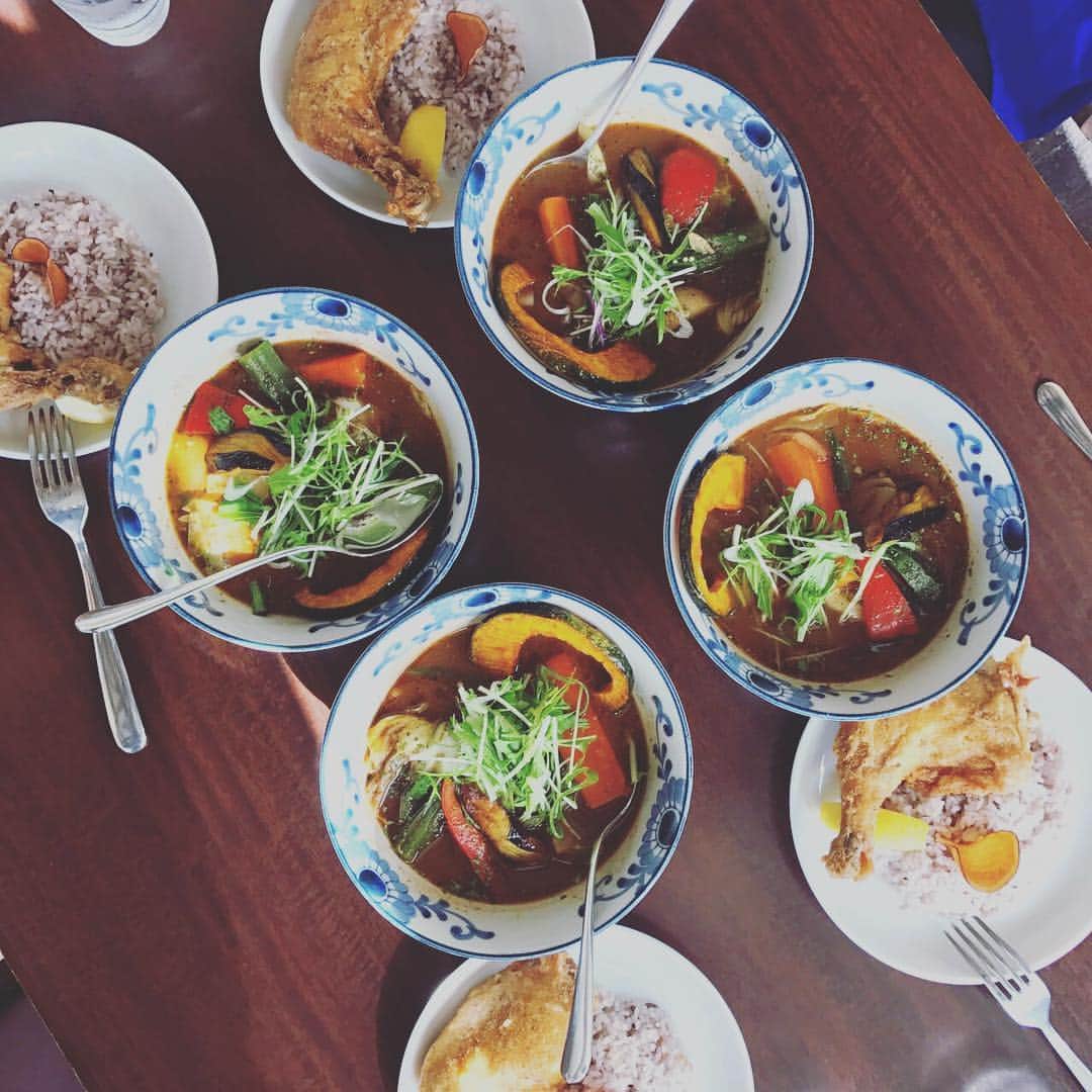 亀恭子のインスタグラム：「今日の撮影ランチ。  女性陣4人みんな肉食セット^ ^w  やっぱりお肉は旨い^ ^  #shooting #lunch #hayama #curry #nikushoku #カレー好きだけど #お店カレーは食べた後たいていグッタリする #たぶん何か合わないスパイスがあるのかも #でも食べる」