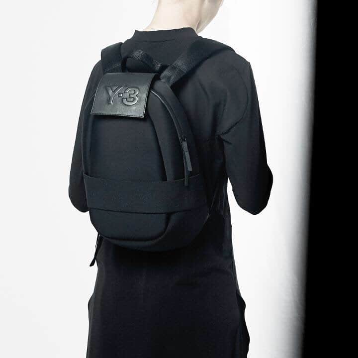 ワイスリーのインスタグラム：「The Qasa Oval Backpack contains a futuristic oval design and comes complete with a Y-3 front strap. Out now. #adidas #Y3」