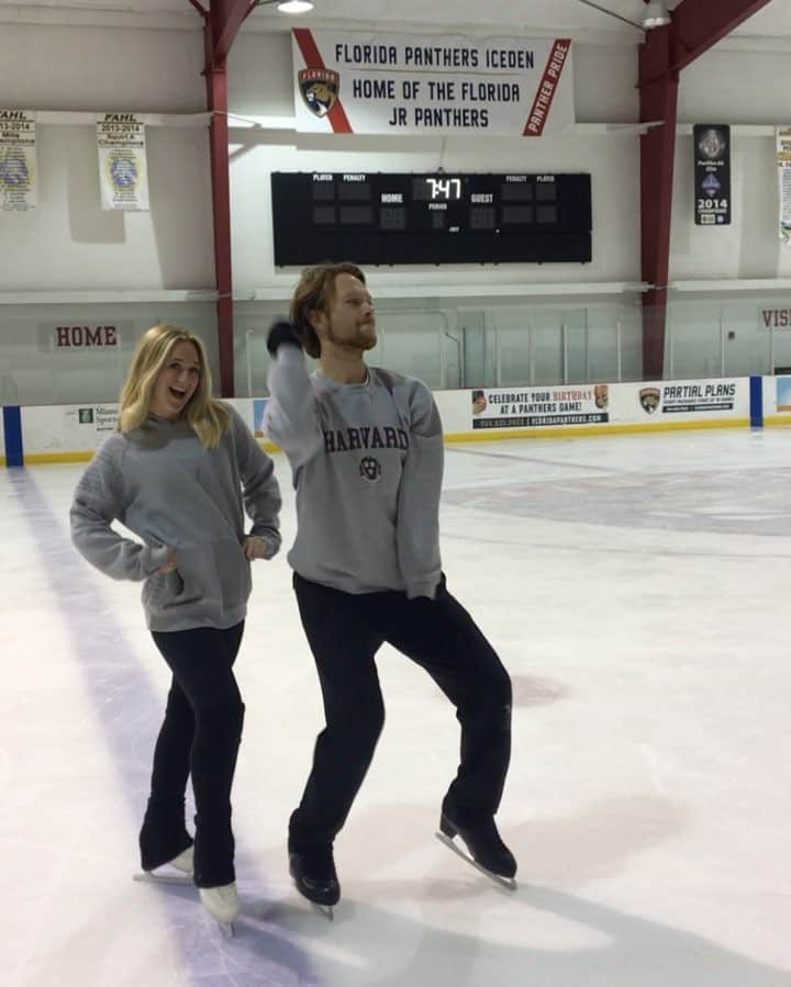 ステファノ・カルーゾのインスタグラム：「Last day in the Sunshine State / Time to go back home ⛸🌴☀️ #Miami #sunshinestate #figureskating #coach #happylife #februarybelike #dancingmood #ciaobelli @im_so_brii」