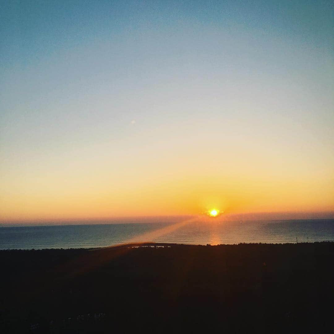 笠りつ子さんのインスタグラム写真 - (笠りつ子Instagram)「おはよ 朝起きたら真正面に海と空が見れるからすごく気持ちいい。 今日はいつも優しくて守ってくれる 兄の誕生日の朝🎉おめでとう！！ そして、#母を想い 今日はお祝いするけんね♡ #生んでくれてありがとう #優しい兄2人の妹になれて わがままし放題😜🤣😋😏 #インスタみてるかな？笑」2月16日 7時03分 - ryuritsuko