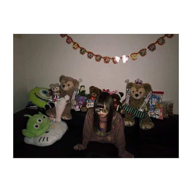 上西恵さんのインスタグラム写真 - (上西恵Instagram)「ゆきちゃんに目隠ししている間に、家にある人形達をセッティングして、、、💓 パーーーーーーーーーーーーン！！！！！！！🎉🎉🎉🎉 恭喜恭喜 축하해. #東由樹生誕祭 #誕生日 #생일 #スタンバイ中の #ゆきつん #⛄️」2月17日 0時33分 - jonishi_kei