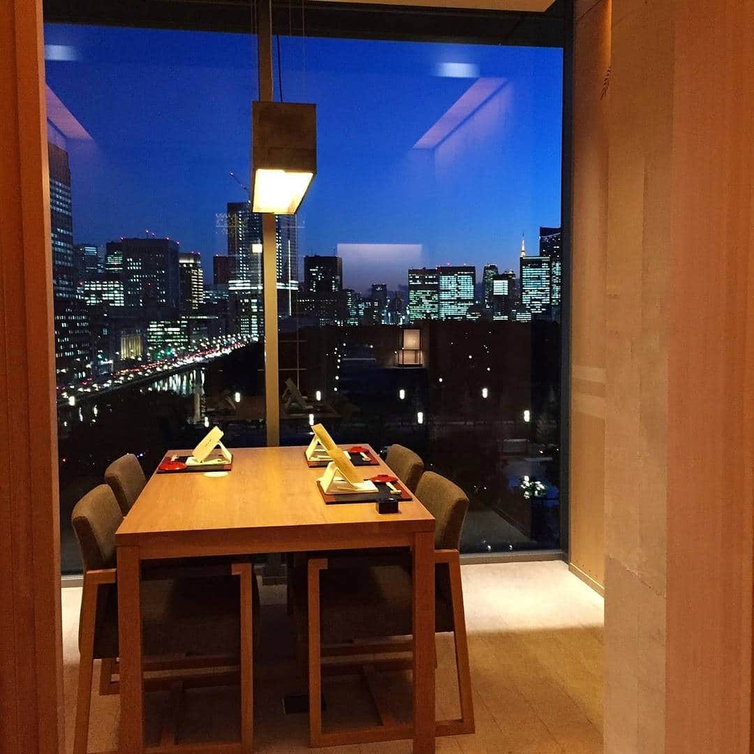 Palace Hotel Tokyo / パレスホテル東京さんのインスタグラム写真 - (Palace Hotel Tokyo / パレスホテル東京Instagram)「空気の澄んだこの季節、#和田倉 でのお食事とともに楽しむこの#夜景 は格別です。Doesn't #Wadakura's #kaiseki course paired with this #magnificent view seem just perfect?  #日本料理 #会席料理 #冬ならでは #東京タワー #夜の景色 #丸の内 #パレスホテル東京 #romantic #TokyoTower #tokyoskyline #nightview #JapaneseRestaurant #Marunouchi #PalaceHotelTokyo」2月16日 18時02分 - palacehoteltokyo