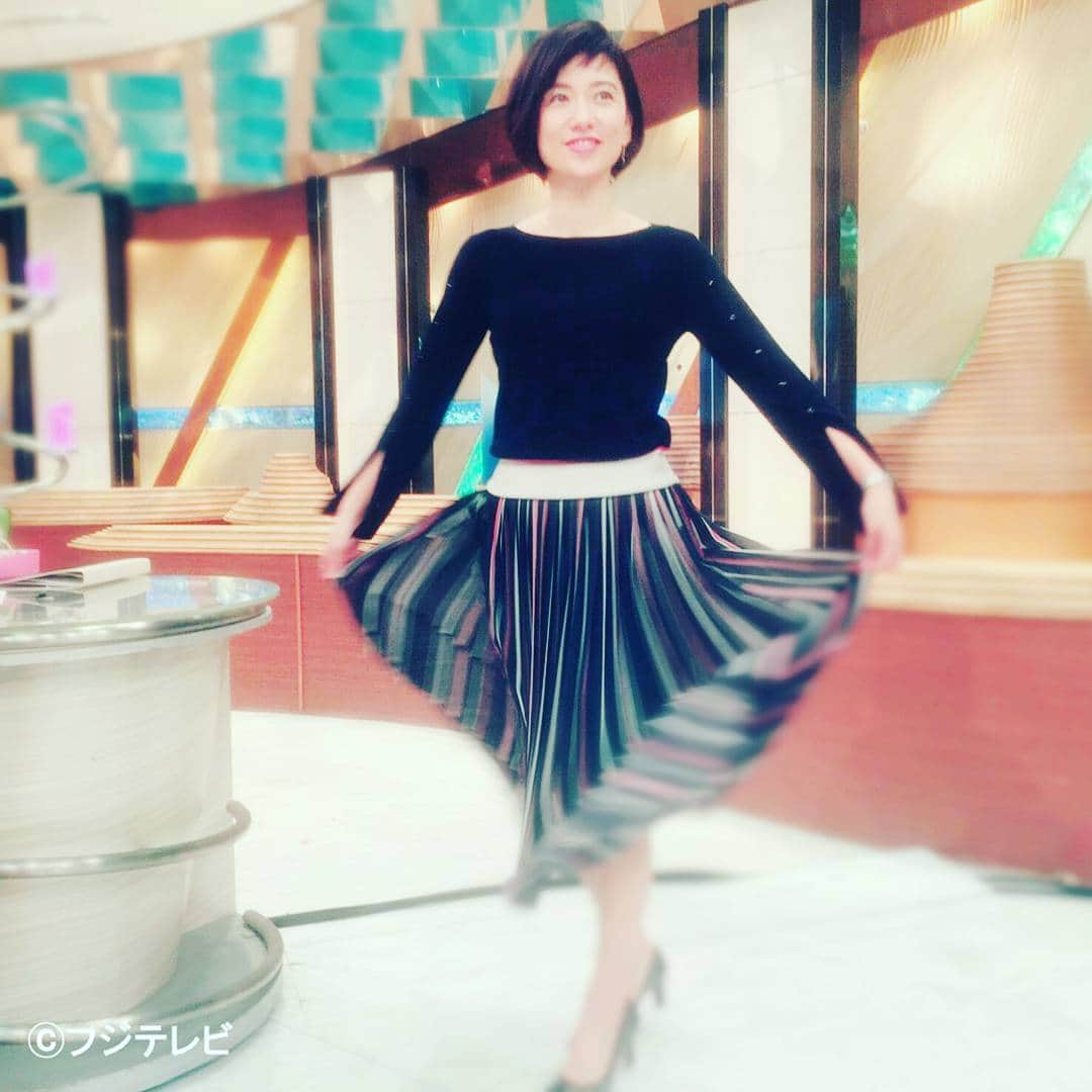 フジテレビ「とくダネ！」のインスタグラム：「今日の梅津さんはふんわりとしたプリーツスカートで自由な雰囲気 ネイビーに白と赤を加えたマルチカラーニットはボタンで袖のスリットを自由に楽しめるのがポイント♪ #梅津弥英子 #とくダネコーデ #どんなセリフが合うでしょう #マルチカラー #プリーツスカート #ICB #icb #アナウンサー #とくダネ大喜利 #ファッション #コーディネート #今日のコーデ #コーデ #大喜利 #2017 #2月16日 #木曜日 #とくダネ #tokudane #fujitv 170216」