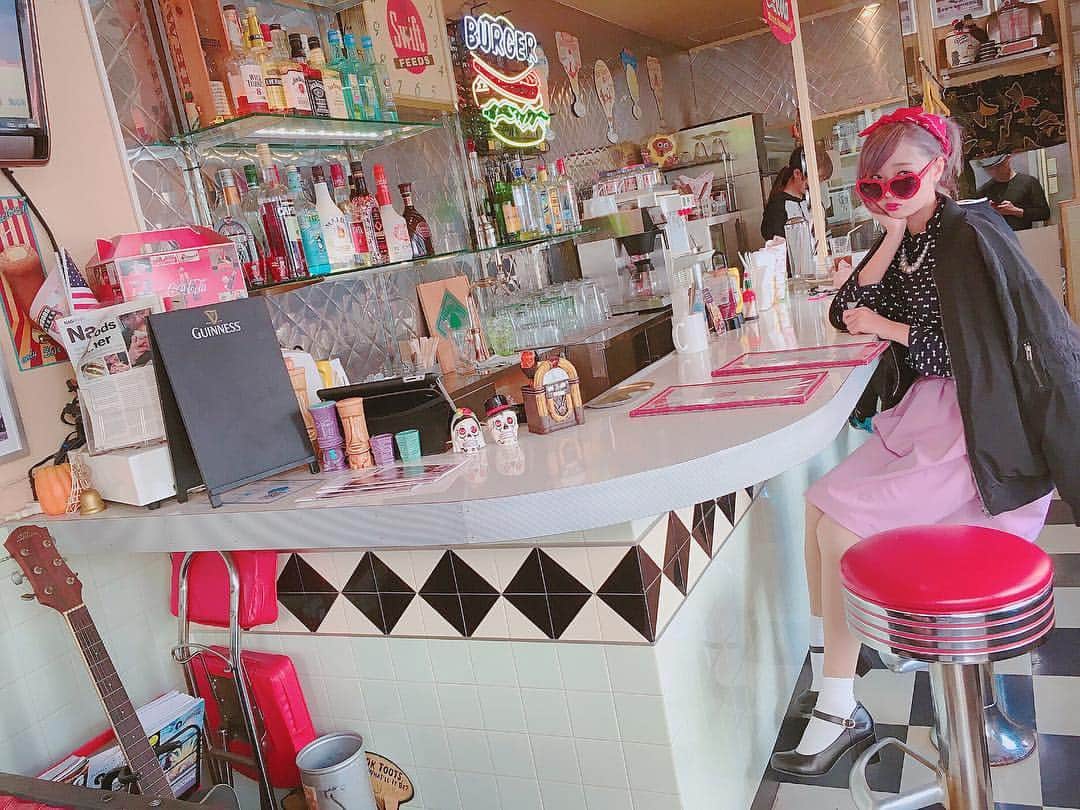 のインスタグラム：「サークルの同期(@ayane_pipi) と卒業旅行に、名古屋に来てます♡ ロカビリーファッション難しい…🤔💭 *  #ウッズダイナー #ロカビリー #ロカビリーファッション #🍔 #さきぼん旅行」