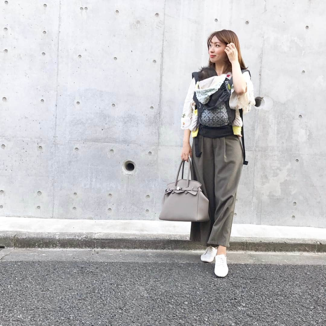 筧沙奈恵さんのインスタグラム写真 - (筧沙奈恵Instagram)「昨日のコーディネート👖 ・ 保育園のママ友とうさぎカフェに行ったので、ワイドパンツで座りやすく動きやすいコーデに❤️ ・ 春らしい気候になってきて、気持ちいい🌸 ・ #春コーデ #zara #ザラジョ #marblee #savemybag #bobacarrier #ボバキャリア #ママコーデ #ママファッション #うさぎカフェ #coordinate」2月17日 9時49分 - sanaekakei