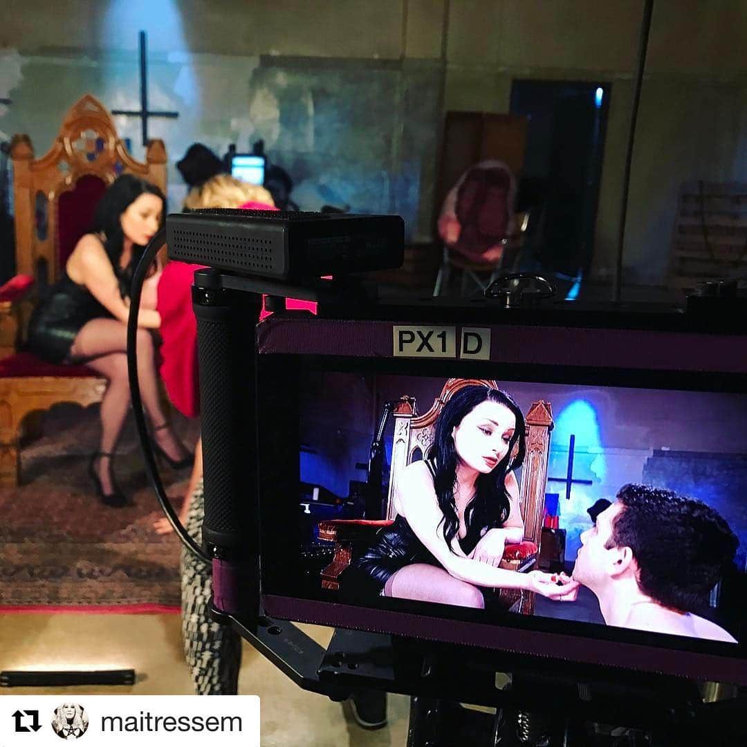 ヴァルカ・ジェームスのインスタグラム：「BTS for #divinebitches directed by @maitressem #puppyplay #hom #tickling #strapon #worship」