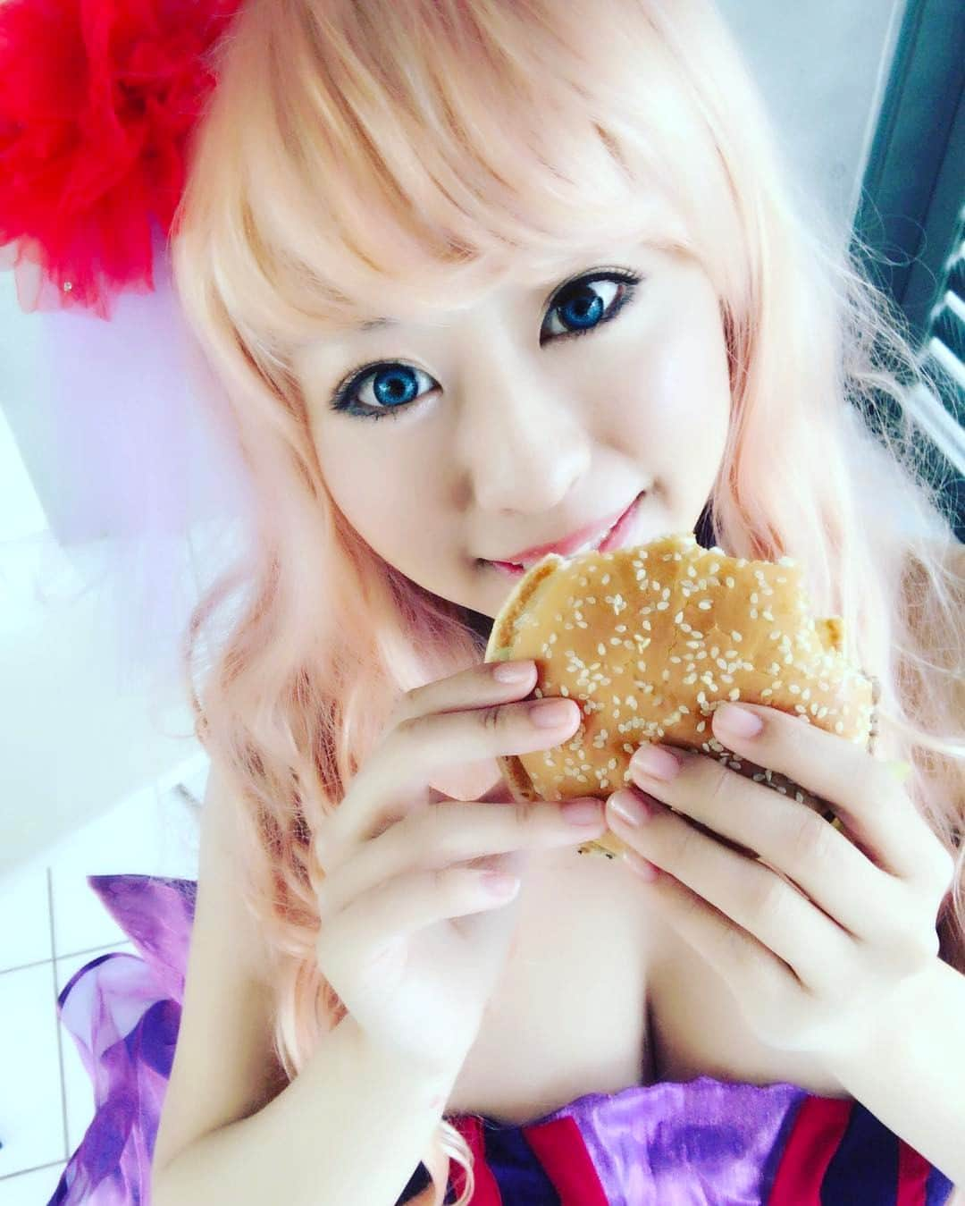 水樹たまさんのインスタグラム写真 - (水樹たまInstagram)「シェリルでもぐもぐ！  #コスプレ #角色扮演 #Cosplay #코스프레#cosplaygirl #cosplaylife #otaku #instafood #follow #水樹たま #超时空要塞 #lunch #cheeseburger #マクロス #マクロスf #やっぱり食べてばっかり」2月17日 11時35分 - mizukitama