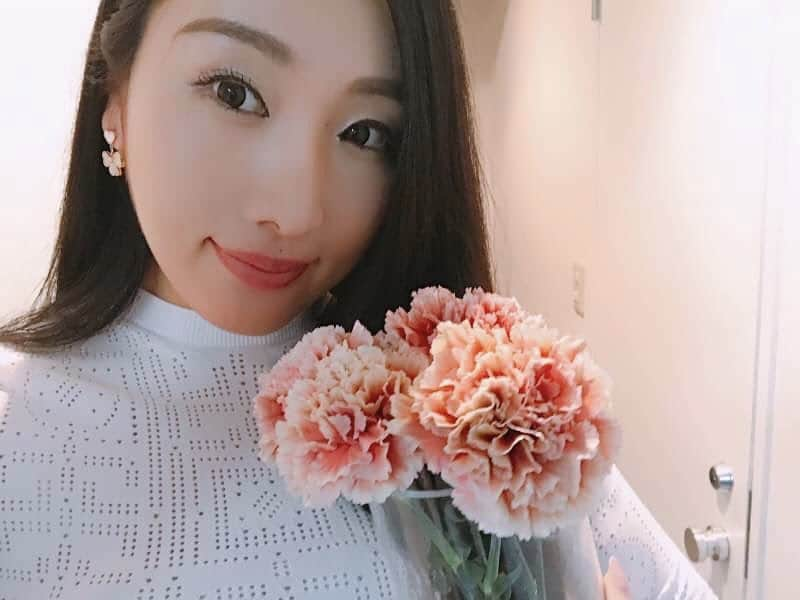 成海まりのインスタグラム：「🏵💋 #valentineday #valentine #valentinecolor #fashion #fashionlover #versace #vancleefarpels #vca #flower #flowerlove #instapink #girl #me #selphy #selfie #carnetion #バレンタイン #バレンタインカラー #ピンク #カーネーション #ヴァンクリーフ #ヴェルサーチ #マイルーム #花のある生活 #花 #ファッションラバー #セルカ #セルフィー」