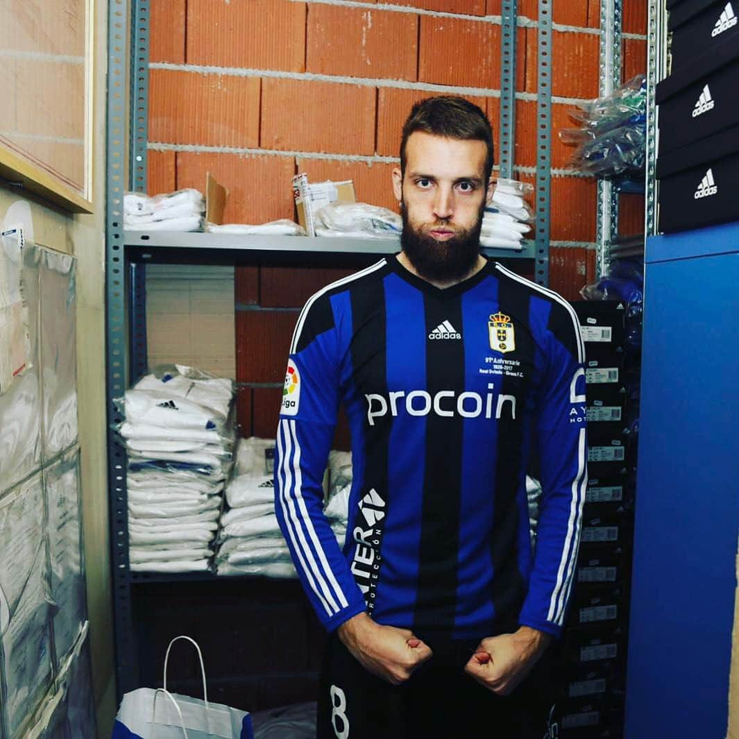 ミゲル・ペレス・クエスタのインスタグラム：「91 aniversario!!! 🎂🎂🎂 #backstage #realoviedo #adidas #edicionlimitada #havingfun」