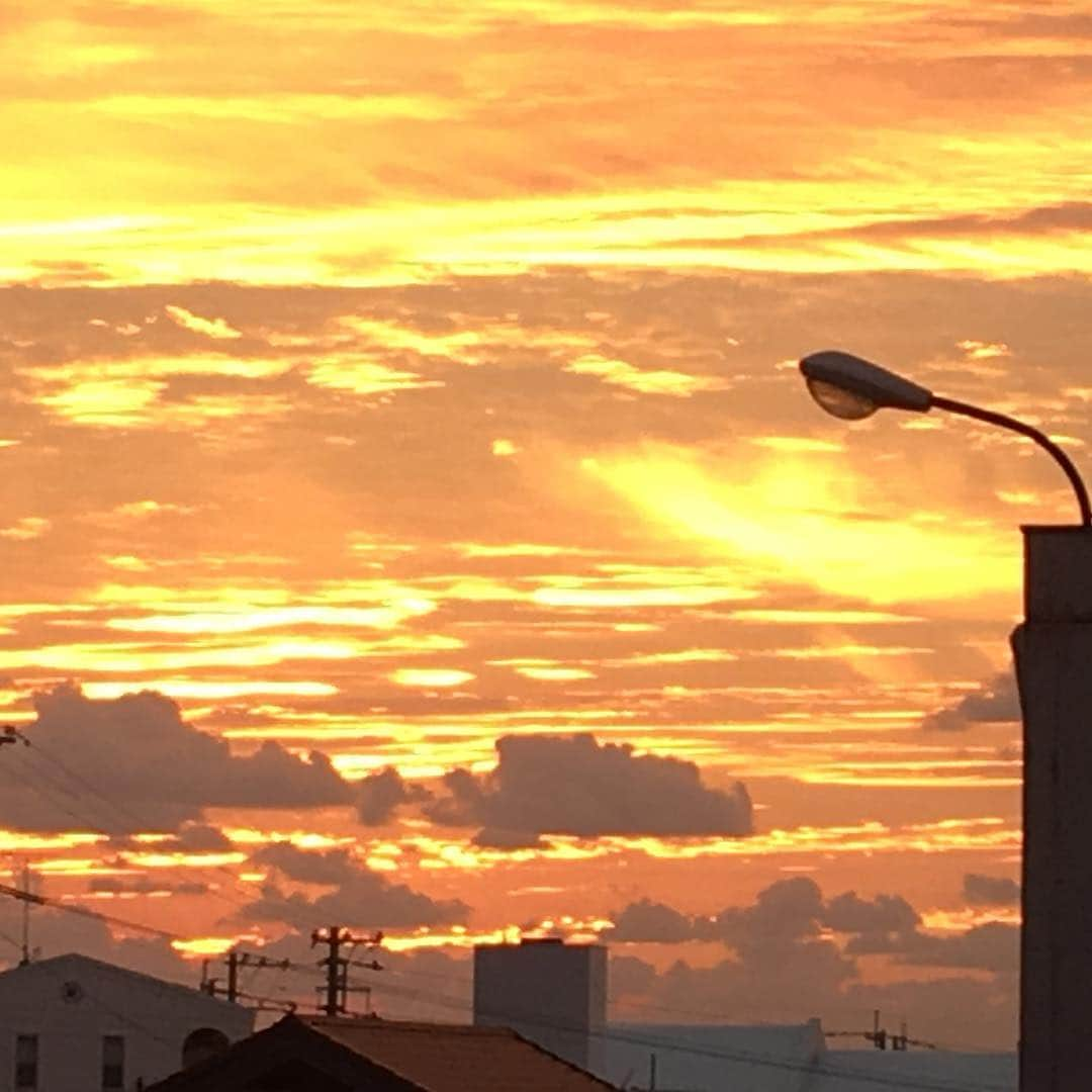 英智さんのインスタグラム写真 - (英智Instagram)「朝、外でたらメッチャ綺麗。 夕日じゃなくてコレ朝日。  最近、朝日と夕日の違いがなくなってきてる気がする、今日この頃。(¬_¬) #朝日 #空 #読谷村 #画像無修正 #黄金 #光」2月17日 20時18分 - hidenorikuramoto