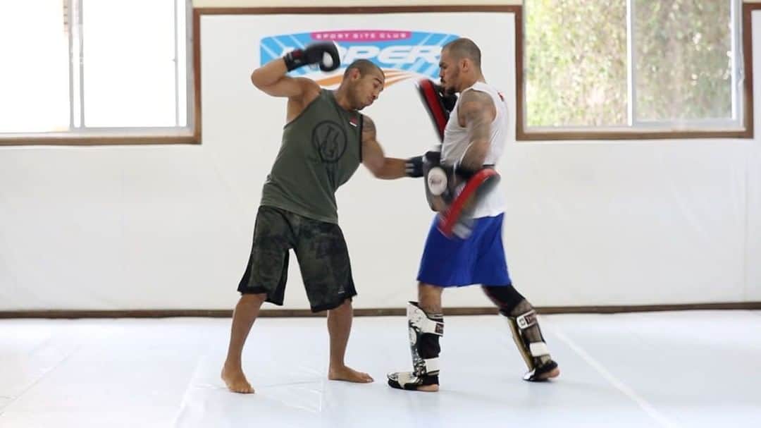 のインスタグラム：「José Aldo is a Brazilian mixed martial artist and two time UFC Featherweight Champion. This story is about developing his dojo to teach self defense and discipline to local kids in Rio. This teaser was created by my team at jetli.com. Stay tuned for the full version in the near future. #jetlihero #brazilianjiujitsu #jiujitsu #josealdo #jetli #ufc」