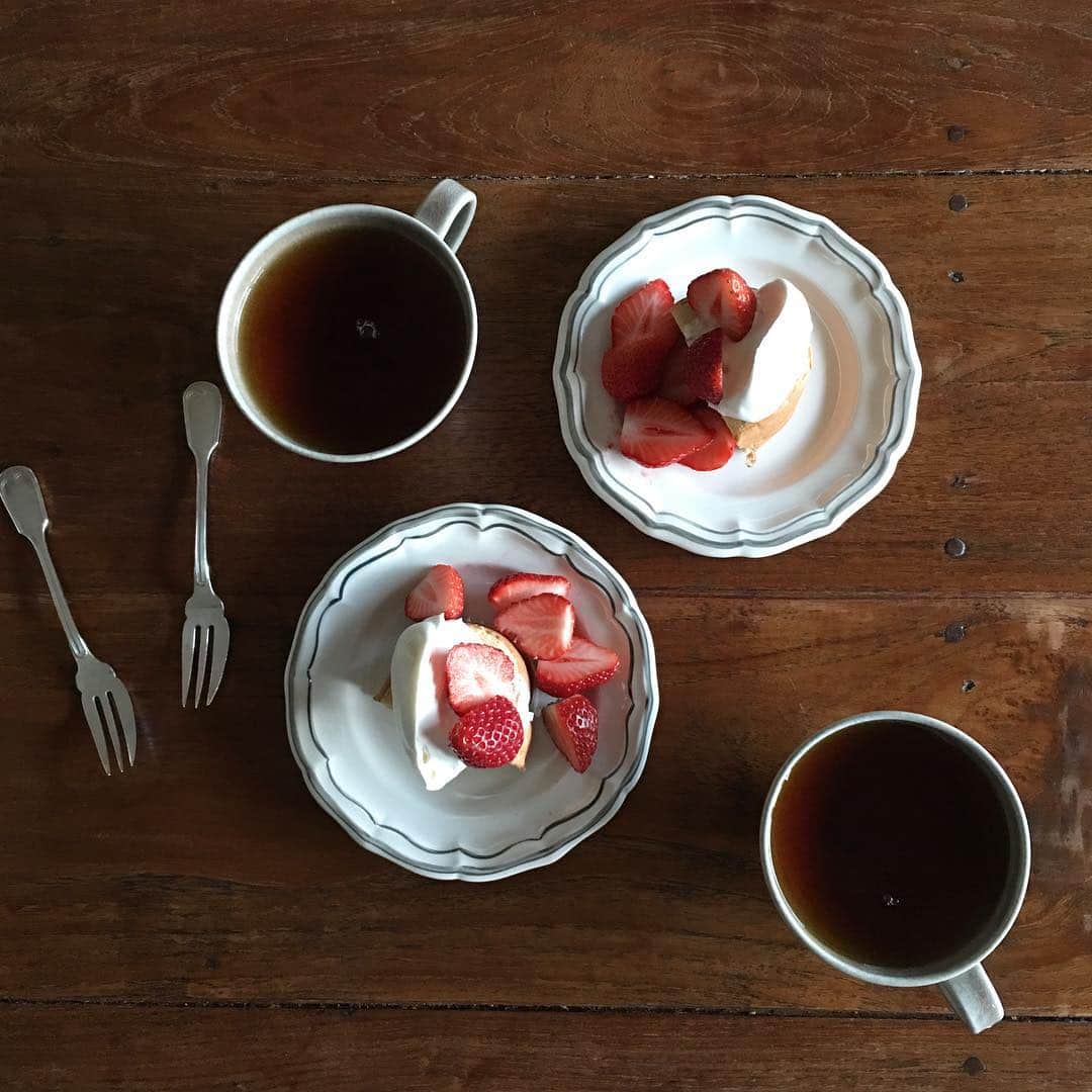 小堀紀代美さんのインスタグラム写真 - (小堀紀代美Instagram)「撮影後にちかちゃんとひと息。巻くのが下手なロールケーキにクリームをたっぷりのせて。」2月18日 4時59分 - likelikekitchen