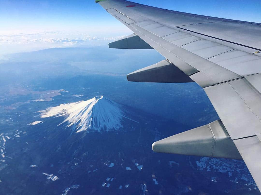 佐藤栞里さんのインスタグラム写真 - (佐藤栞里Instagram)「上からフジコ🌈✨✈︎ #長崎へロケに行く際に見た最高の景色😳💓#肉眼ではもっともっと近くておっきくて✨#こんなに上から富士山を見たことはなくって✨#とてもとても興奮した瞬間でした☺☘#いつか登ってみたいな😚🗻#てっぺんの旅で行ってみたいな🚩#富士山といえば…#むかーし新幹線で隣に座った外国の老夫婦に#マウントフジ？#と車窓の景色を英語で問われて#ノーノーマウントフジノー！#と自信をもって答えたら#オーケーオーケーセンキュー！#と笑顔でわかりあえたけれど#あとから調べたらそれが実は富士山で😰#なんてことしてしまったんだご夫妻の貴重な思い出を…😭💦#って今でもずっと後悔しているんだっていう#マネージャーさんたみこのお話🙊笑#この写真を撮っている私の隣でその話をずっとしていたよ🙉笑#あの日の富士山は色が違ったんだと言い張っていたよ🤔💭笑#いつかまた会えるといいね😊❣」2月18日 22時11分 - satoshiori727