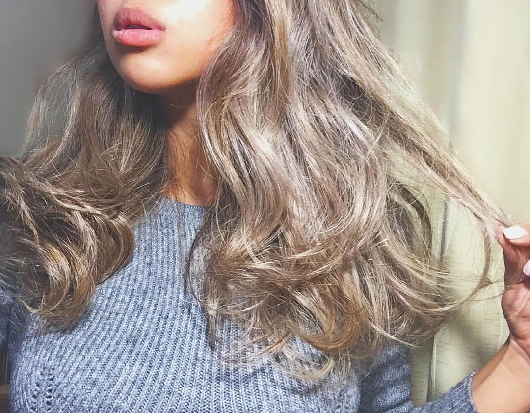 Airi Shibuyaのインスタグラム：「💋💋 . 染めてから大分経つのに ローレンのムラシャンのおかげで 綺麗に色を保ててる😭💕💕 . ムラシャンって泡立ち悪いのが 多いけどローレンのムラシャンは 泡立ちよくてすごい使いやすい🙏💯✨ . #hair#highlight#balayage#me#girl#rollen#japan#instalike#instagood#like4like#tagsforlikes#ローレン#ムラシャン#美容院#ハイトーン#ハイライト#メッシュ」