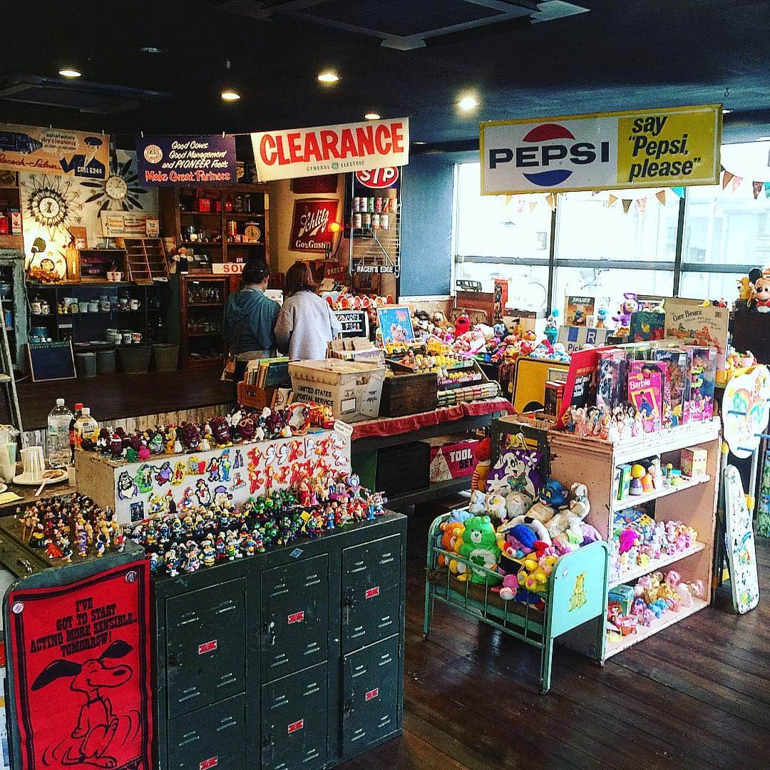 大川知英のインスタグラム：「jack's mart OPENしてます🇺🇸 お待ちしてますー👯 #jacksmart #アメトイ #アンティーク  #埼玉県狭山市  #広い」