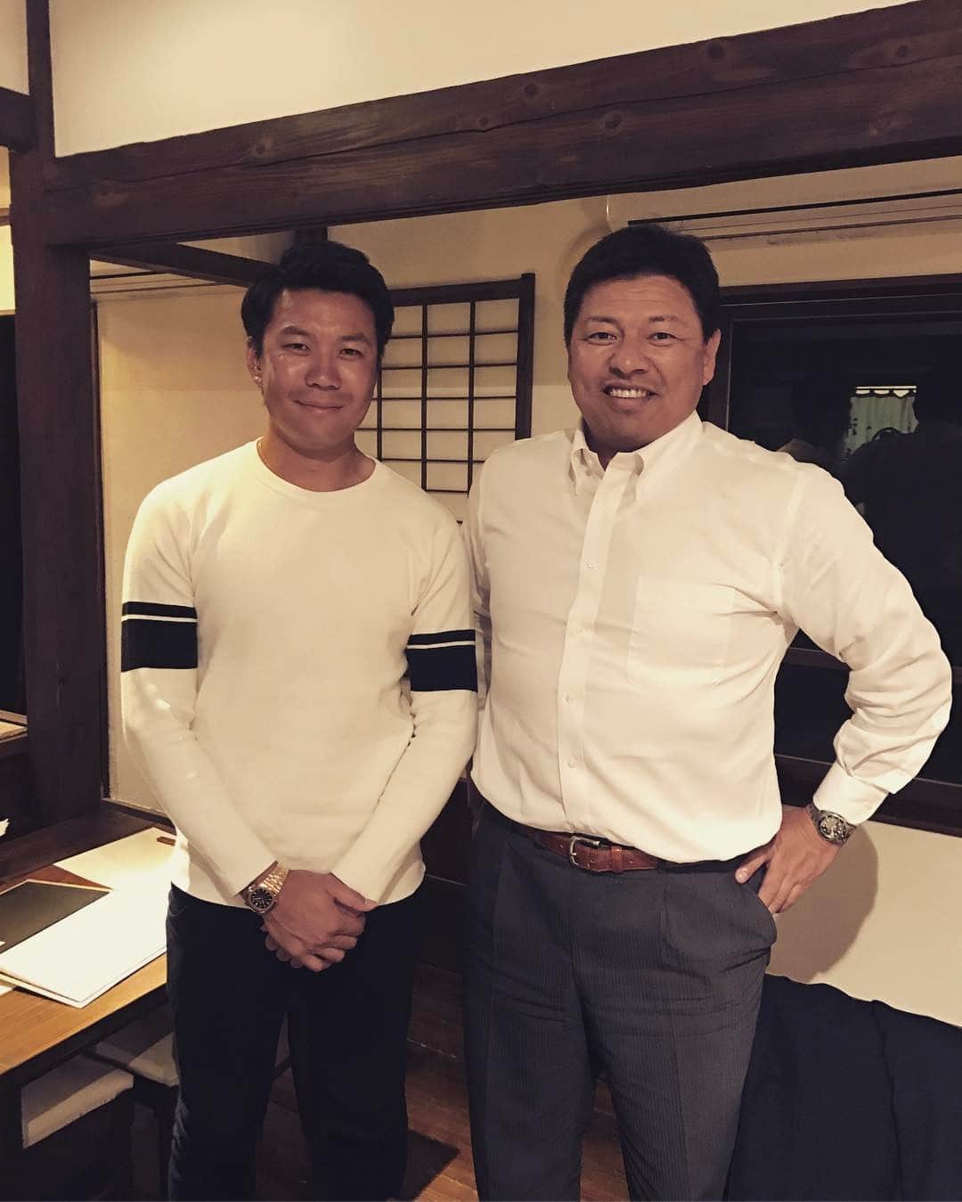 のインスタグラム：「先日、外食先で藪さんとバッタリお会いしたので写真を撮っていただきました📷見ての通り、藪さんカラダでかっ！笑  僕が小学生の頃、阪神のエースだった藪さん。当時、藪さんのプロ野球チップスのカード大事に持ってたな〜とか思い出しました(^^) #阪神タイガース #藪恵壹 さん #大野雄大 #プロ野球チップス #当時は一袋45円ぐらいやったんちゃうかな」
