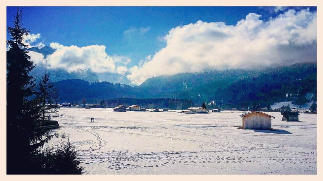 Lu Lanotteのインスタグラム：「Bavarian Open  Guten morgen  #oberstdorf #germany #bavarianopen #snow #montainpeople #pine」