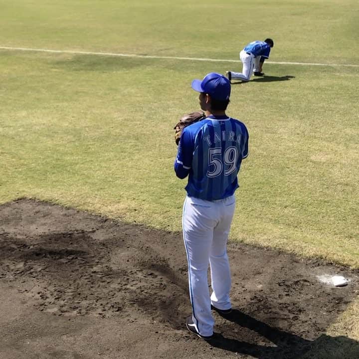 戸田昭吾のインスタグラム：「巨人からやってきた平良の投球練習動画。今日のヤクルト戦は同じくうちなんちゅの嶺井とのバッテリーです。 #baystars」