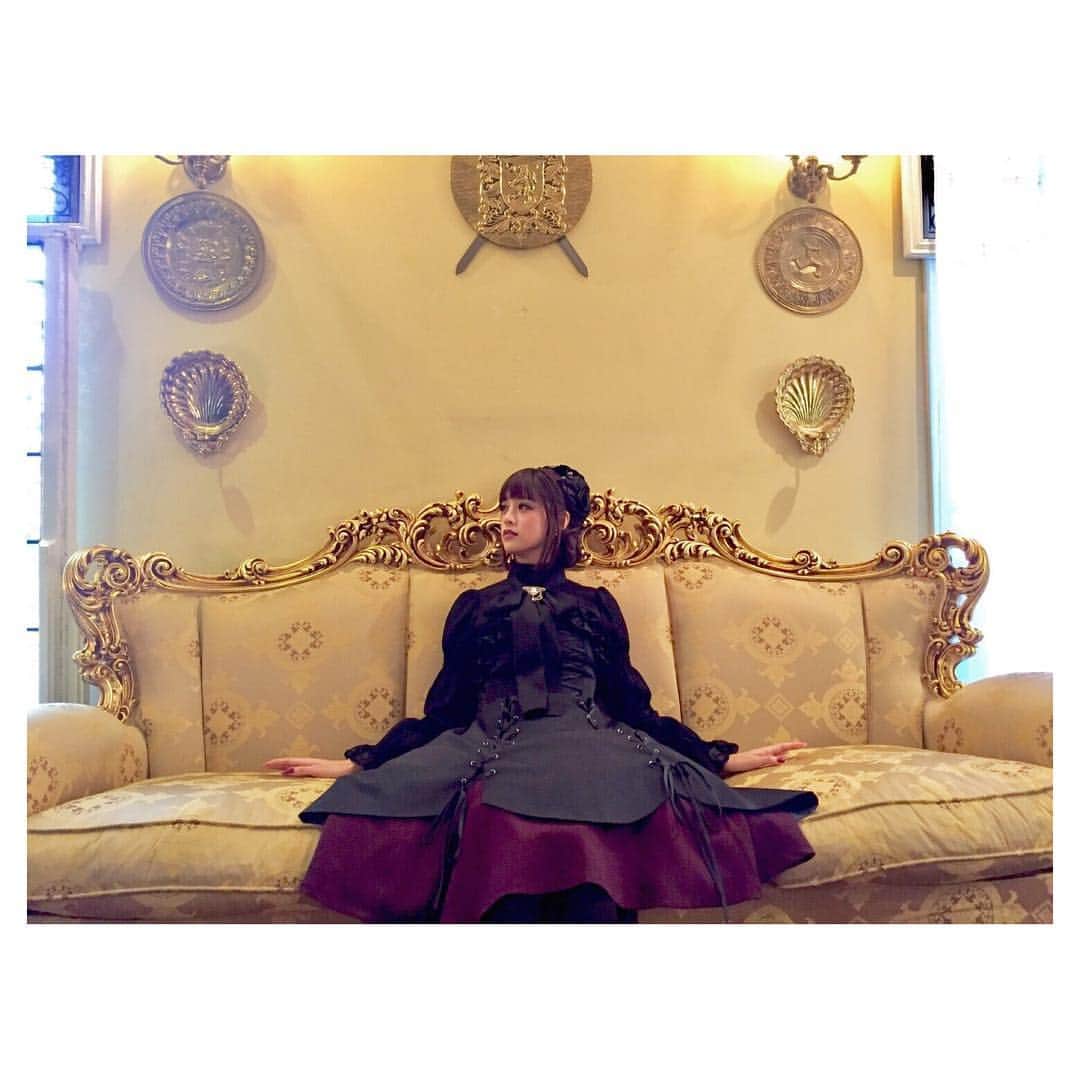 山本美月さんのインスタグラム写真 - (山本美月Instagram)「近日公開、次回の ✩月刊山本美月✩は、初めてゲストを招いております。  今回はゴスロリ♪ 私実は昔少しパンクとかゴスっぽいファッションをしている時代がありまして( ¨̮ ) ここまでちゃんとしたのは初めてだから嬉しかったー♪  #嘘の戦争」2月19日 13時41分 - mizuki_yamamoto_official
