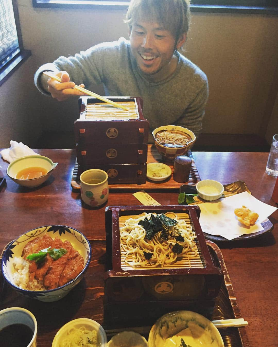 金子翔太のインスタグラム：「河井くんとイベント前にご飯。 #泉の里 #河井陽介」