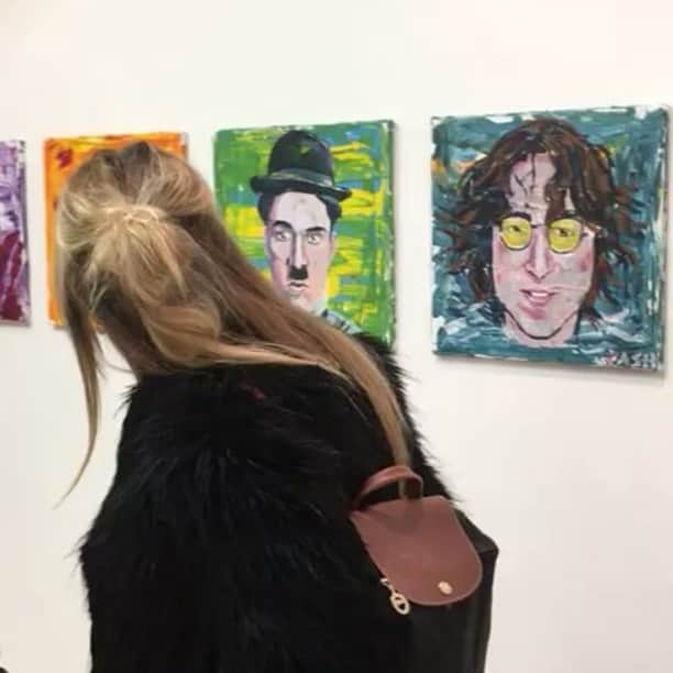 CASH（Carl Anders Sven Hultin）のインスタグラム：「Meanwhile in London at the Brick Lane Gallery. Last day to go see my exhibition 🎨👀 #art #tributetobritishculture #artbycash」