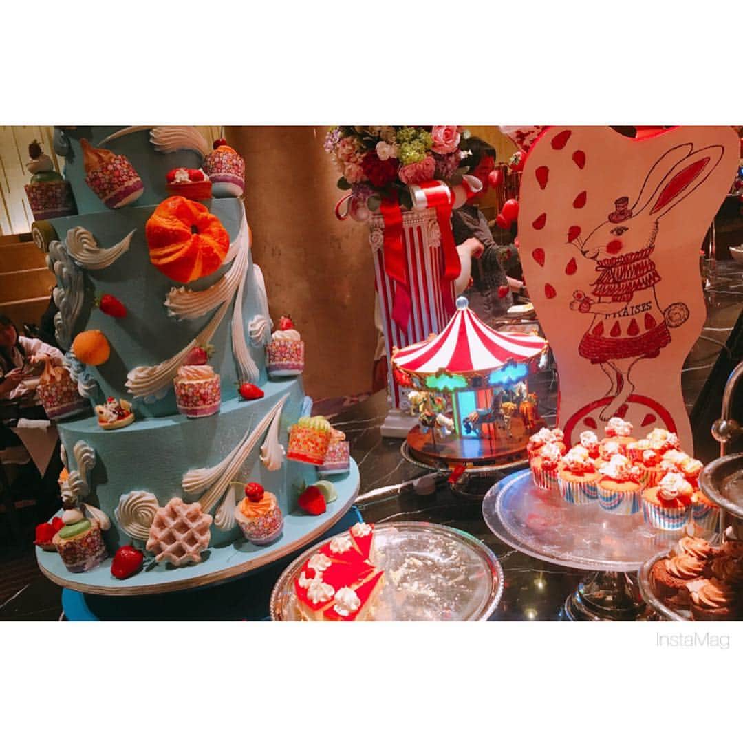 はるたむのインスタグラム：「ヒルトン東京 マーブルラウンジの ストロベリービュッフェ🍓  この日すっごく楽しみにしてたの😍💫 サーカスにちなんだ 装飾ですっごいかわいかった💖💖 #ヒルトン東京 #マーブルラウンジ #ストロベリービュッフェ #イチゴビュッフェ #サーカス #イチゴ #ディナー #新宿 #スイーツ #ケーキ」