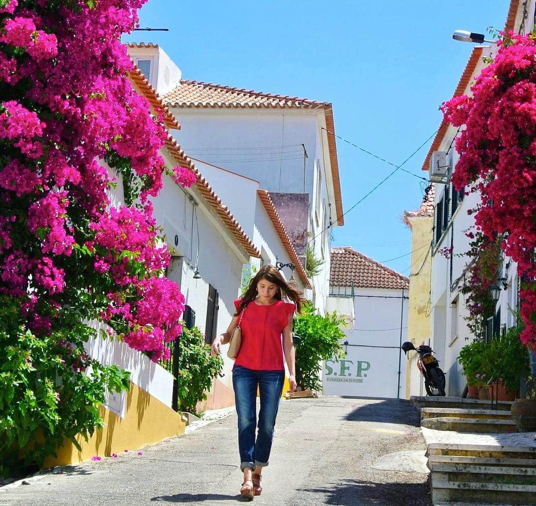 比嘉バービィさんのインスタグラム写真 - (比嘉バービィInstagram)「💐☀️💓 . 🇵🇹#Azeitão #Portugal . #Barby旅行記 から懐かしい写真 📷 . #Lisboa から少し離れた場所にある"#Azeitao" . 素朴で可愛いこの街は、あまり知られていないですがポルトガルの伝統工芸であるアズレージョ(タイル)の工房と名産のモスカテルワインを作っているワイナリーがあります。 . あぁ〜 今年もヨーロッパ行きたい╰(*´︶`*)╯♡ . . #ポルトガル #リスボン #Travel #travellover #アズレージョ #azulejos」2月19日 16時19分 - barby724